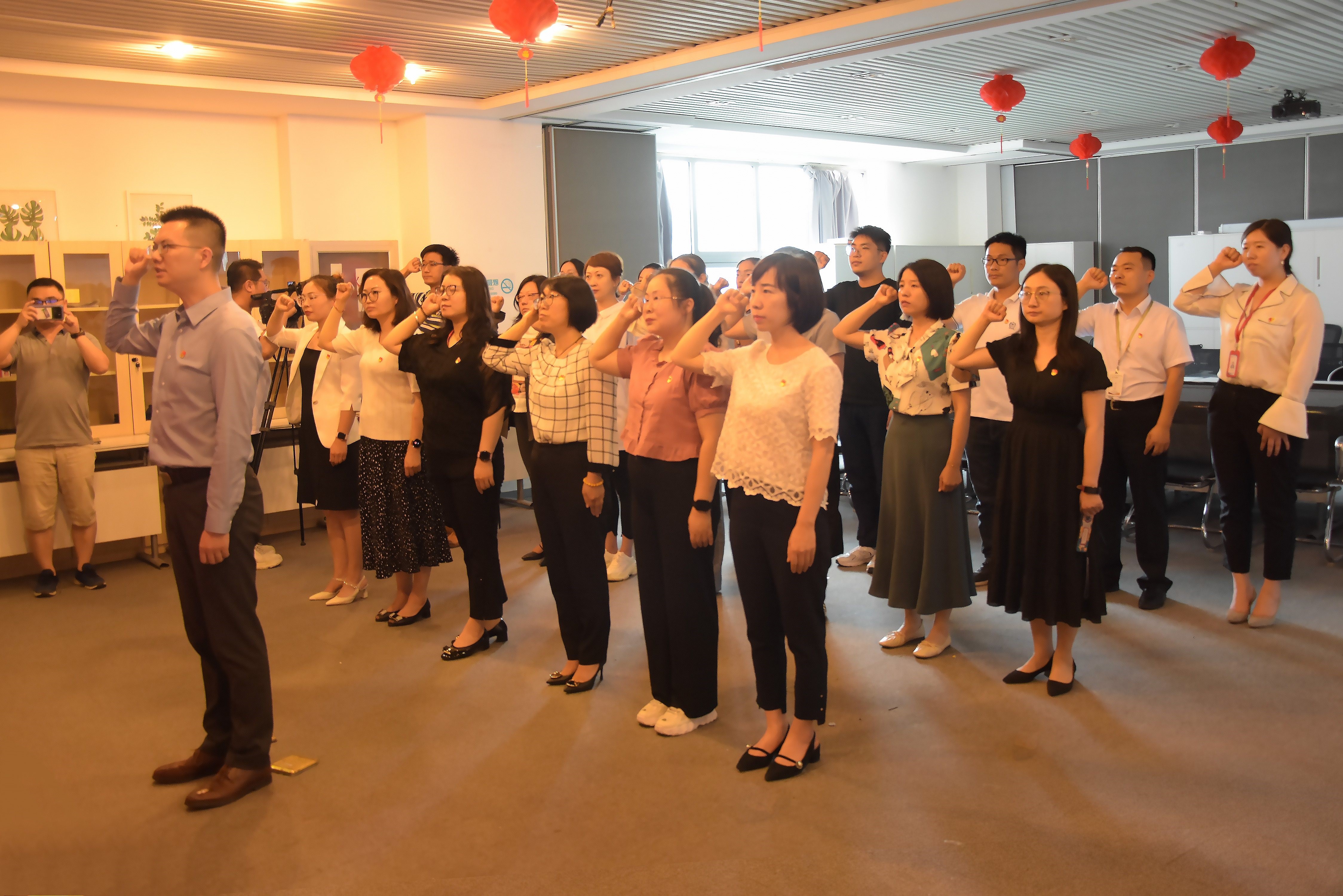 迎建党百年|尊龙凯时人生就是博党支部重温入党誓词，重忆入党初心